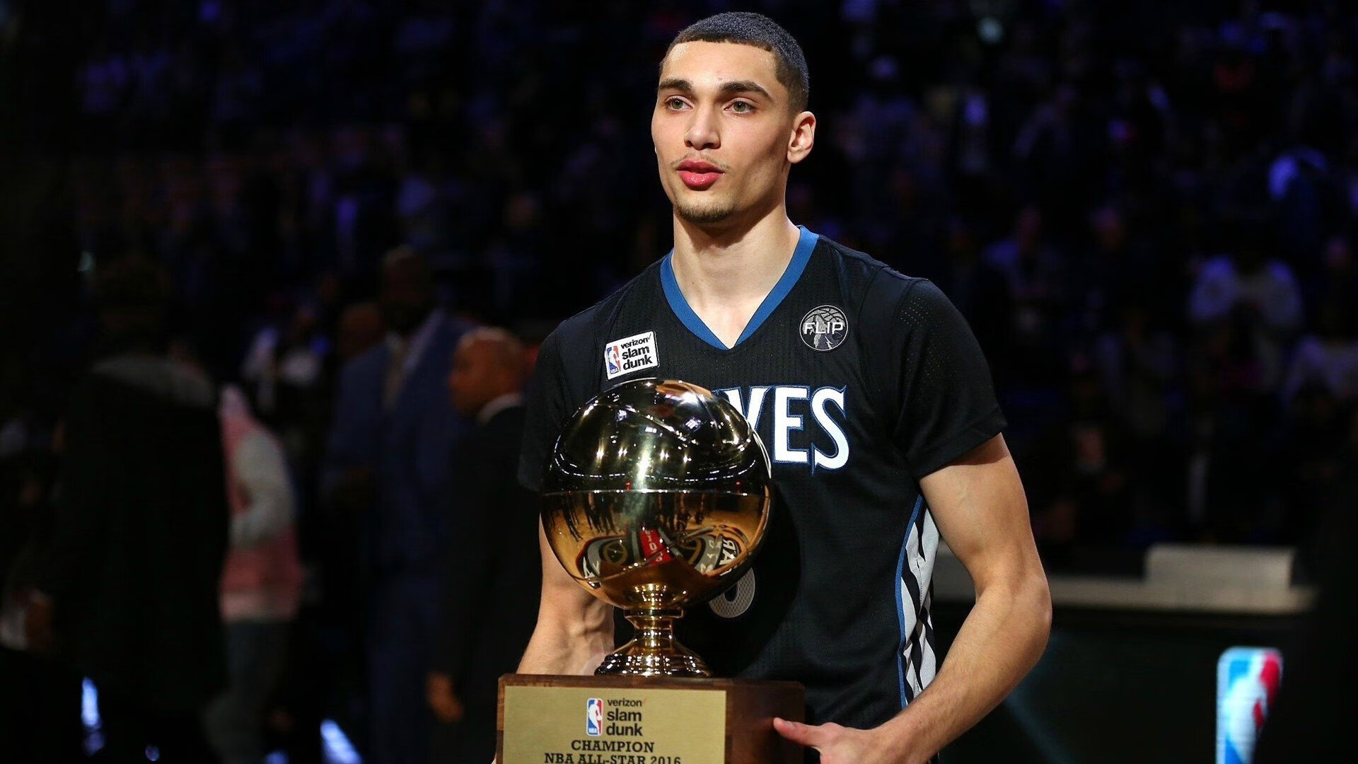 莱万赛点兑现，利物浦淘汰拜仁慕尼黑晋级四强，主帅激动落泪